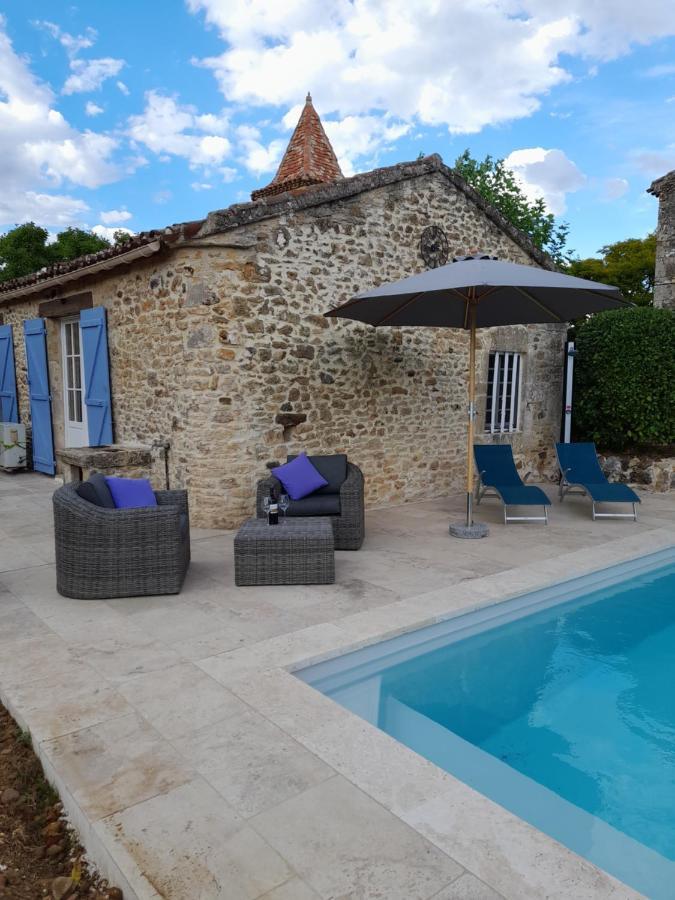 La Petite Maison Bleue Avec Piscine Loubejac Exterior photo