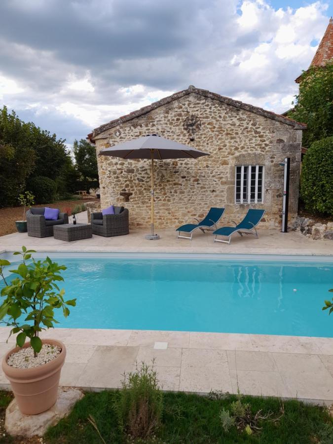 La Petite Maison Bleue Avec Piscine Loubejac Exterior photo